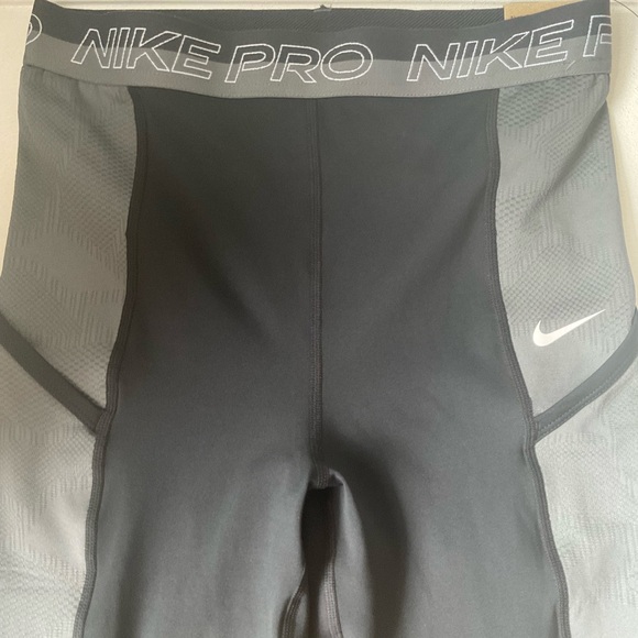 Nike Pro DriFit High Waisted 7/8 training leggings with pockets. (NWT) - Picture 10 of 12